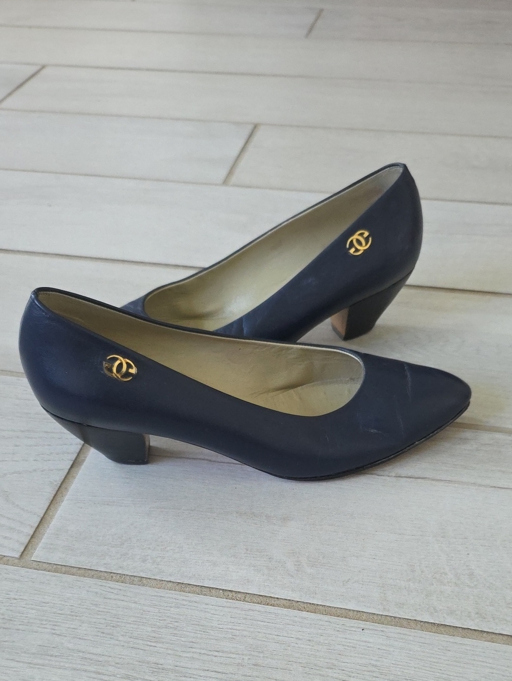 Gucci Vintage 1980s Navy Blue Leather Golden Logo Heels